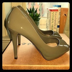 NWOT Gray patent leather peep toes. Size 10.